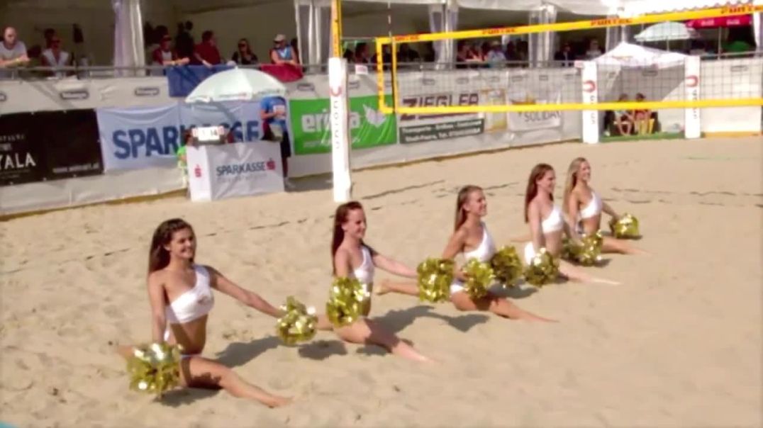 千禧啦啦队在奥地利沙滩排球锦标赛上表演